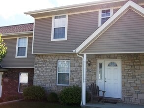 Building Photo - 3 bedroom, 2.5 bath townhome