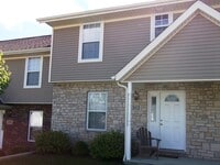 Building Photo - 3 bedroom, 2.5 bath townhome
