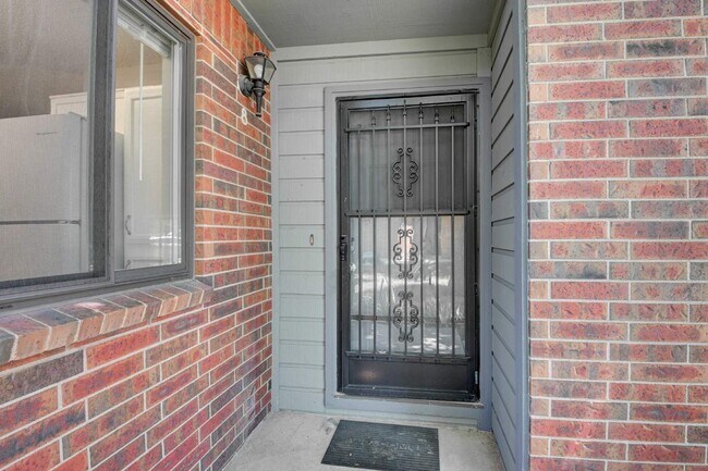 Building Photo - $2,025 - 2 Bed, 2.5 Bath Unit in Lakewood with In-Unit Laundry!