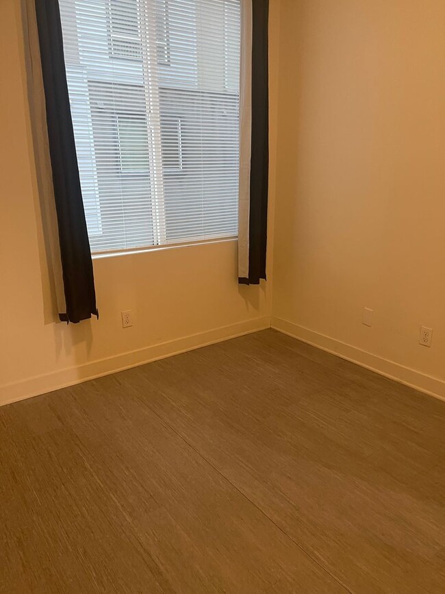 Building Photo - Just Reduced!! Charming 3 Bed/3 Ba Townhou...