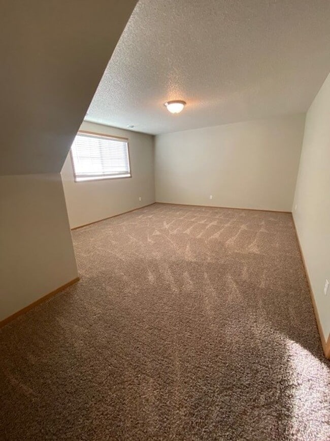 Building Photo - Comfortable 4 Bedroom with Garage & Fenced Yard for Rent!