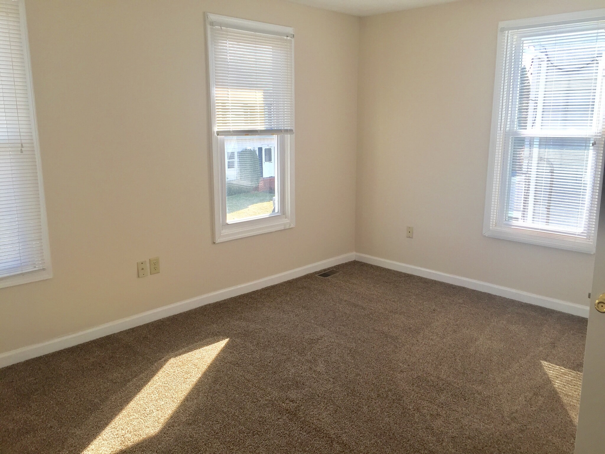 Large bedroom - 83 Church st