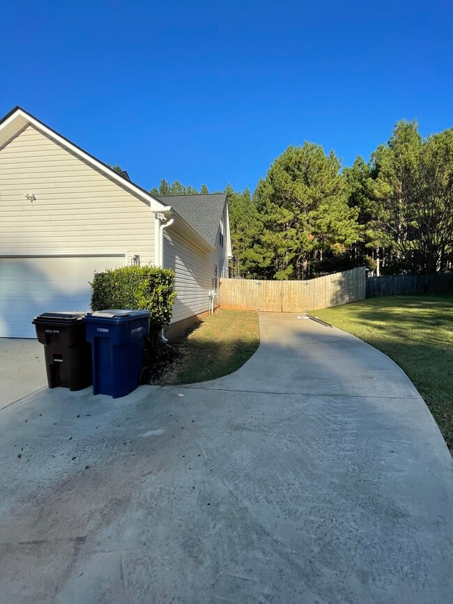 Building Photo - 624 Monger Ln