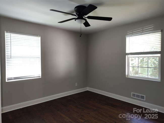Building Photo - 3401 Bonaire Dr
