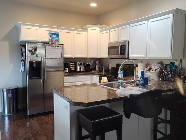 Building Photo - Three Bedroom Town Home  near Union Park Available February 1st