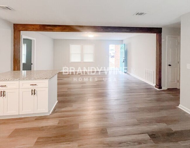 Building Photo - 324 Laurel Ln