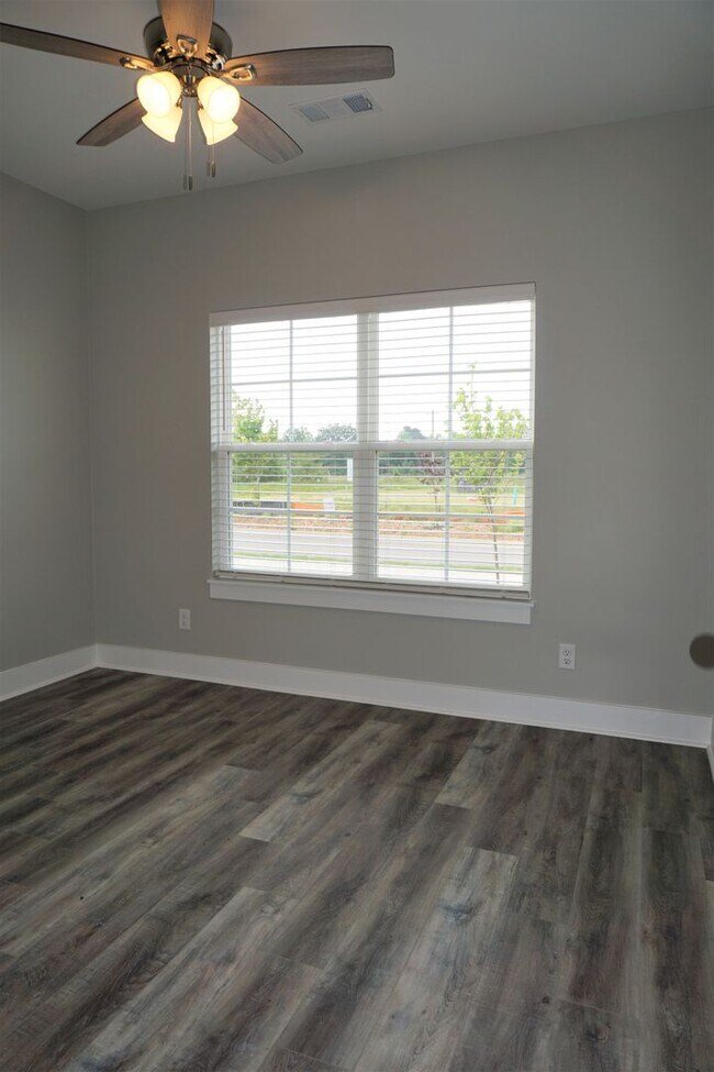 Building Photo - 3 Bedroom, 2 Bath Home in Valley View- PRE...