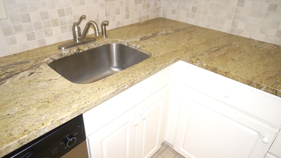 Kitchen / Tile Backsplash - 2206 Gingell Pl