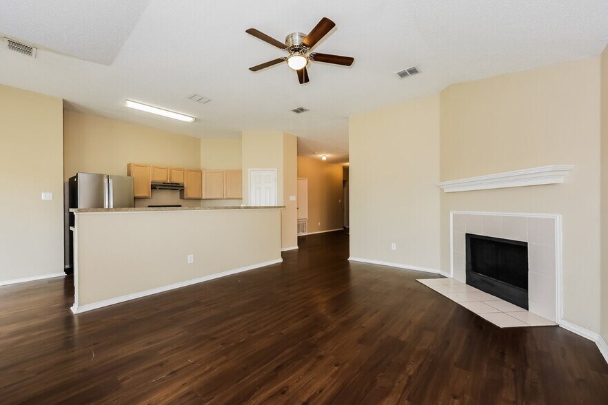 Building Photo - 2021 Wildwood Dr