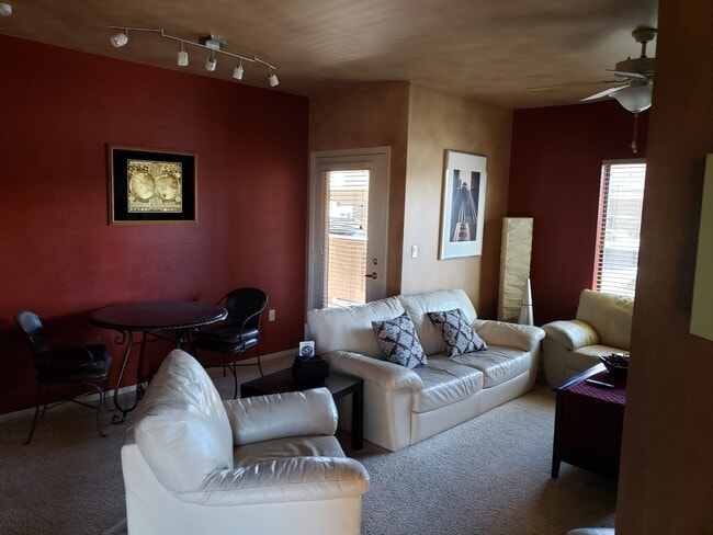 Building Photo - 2 Bedrooms, 2 Baths Executive