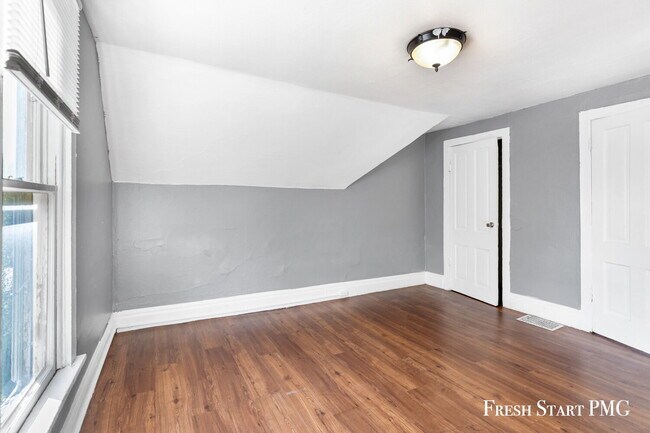 Building Photo - Spacious Upstairs Unit with 3 Flexible Rooms & Full Kitchen