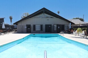 Exterior-Pool - Anaheim Cottages