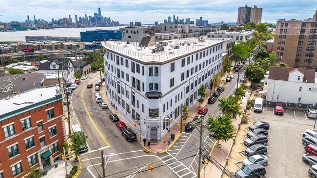 Building Photo - 550 Gregory Ave