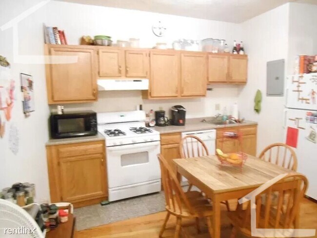 Building Photo - No Brokers Fee, Large Apartment in brighton, Heat, Hot Water Included, Eat-in Kitchen, Porch, Par...