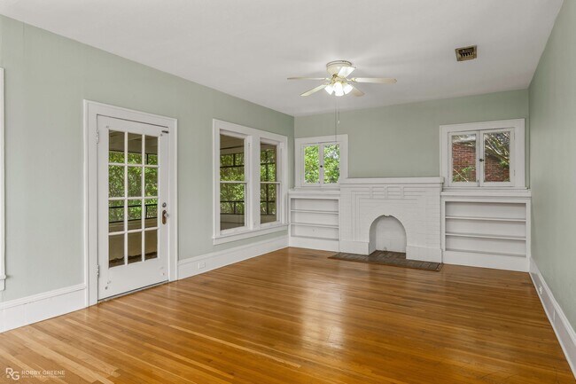 Building Photo - 2 bedroom duplex