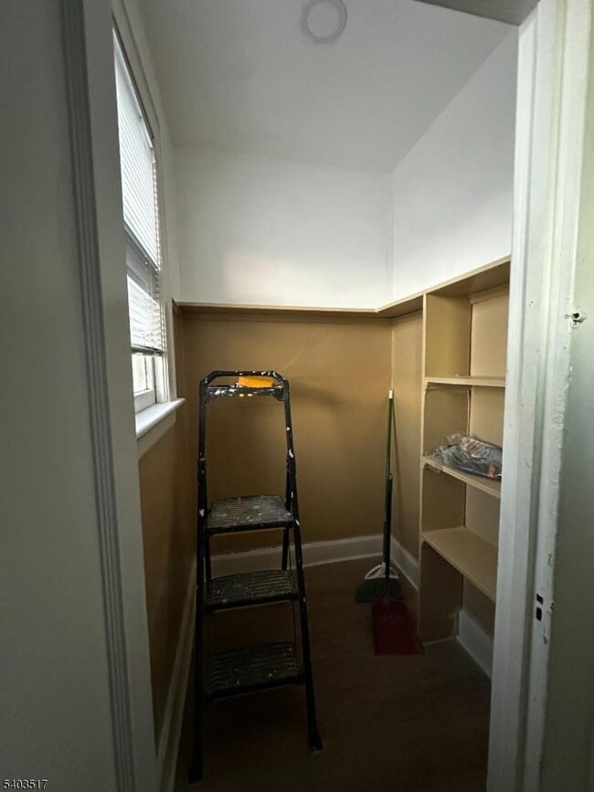 Building Photo - 61 Wainwright St