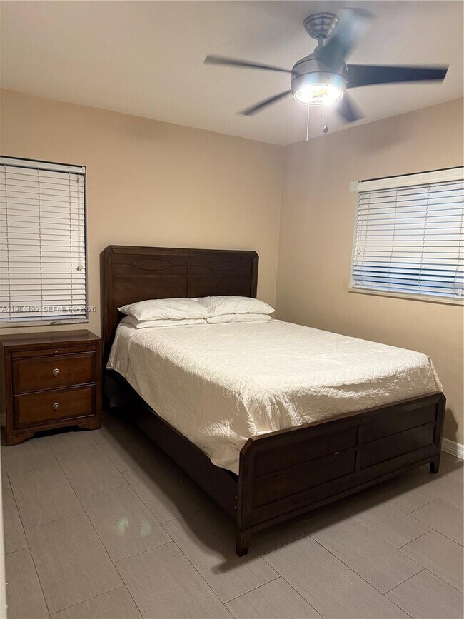 Building Photo - 1432 NE 5th Ave