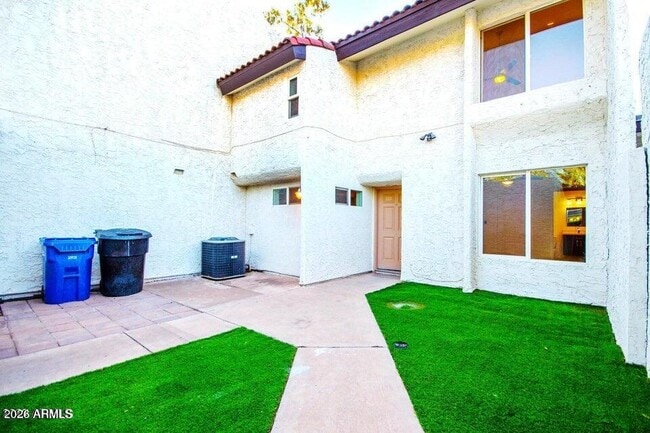 Building Photo - 1530 S River Dr