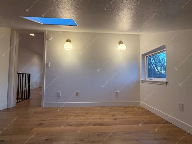 Building Photo - Find a piece of serenity in Historic Old Bend! (Unfurnished)