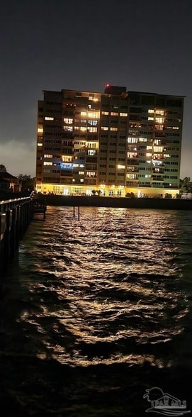 Building Photo - 825 Bayshore Dr