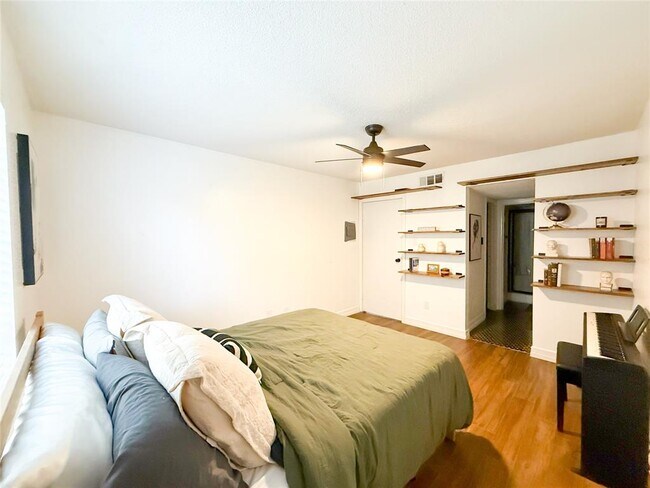 Building Photo - 2120 El Paseo St