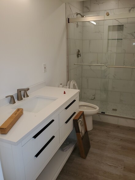 1st floor master bath - 417 Sugarland Run Dr