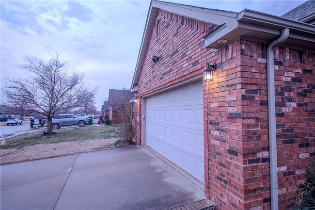 Building Photo - 202 Dawn Dr