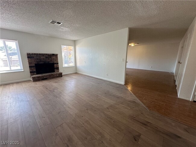 Building Photo - 628 Hidden Valley Dr