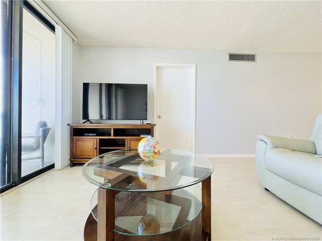 Primary Photo - 9940 S Ocean Dr