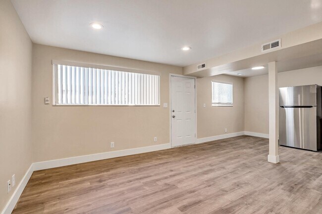 Building Photo - 817 W Heather Ln