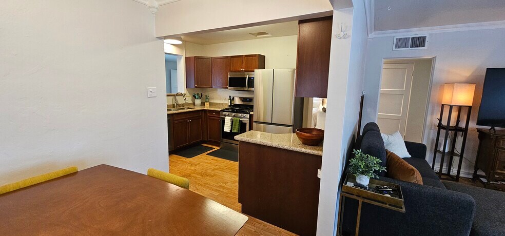 Building Photo - 1021 S Una Ave
