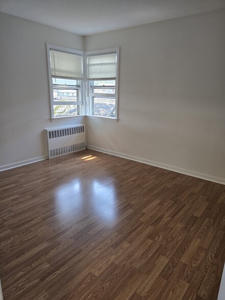 Building Photo - 128 E Maple St