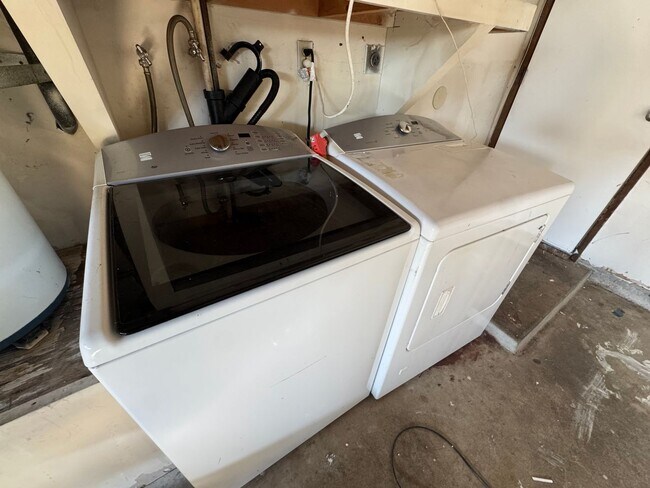 Building Photo - 4 Bedroom - 2 Bathroom with view