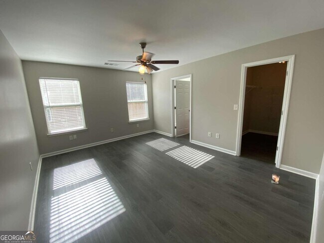 Building Photo - 701 Walnut Woods Dr