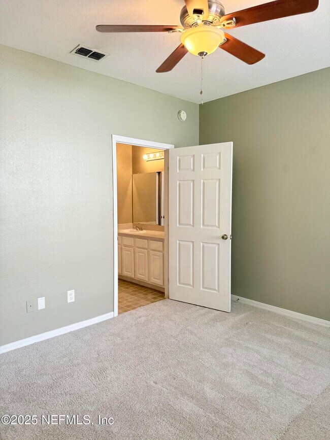 Building Photo - 13703 Richmond Park Dr N