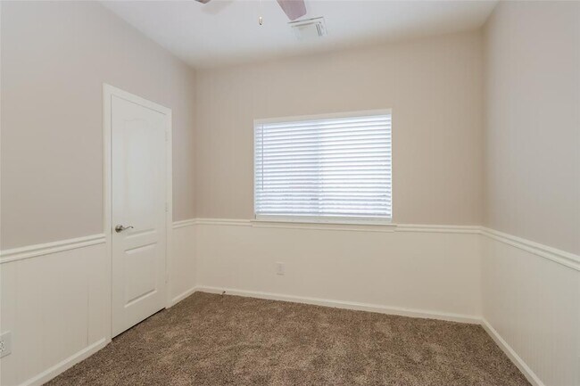 Building Photo - 970 Fife Dr