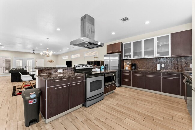 Building Photo - 3045 Clinton Dr