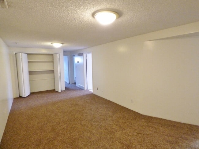 Building Photo - Remodeled 4 Bd Home with 23'x35' Heated Wo...