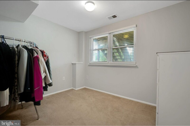 Building Photo - 9521 Vandola Ct