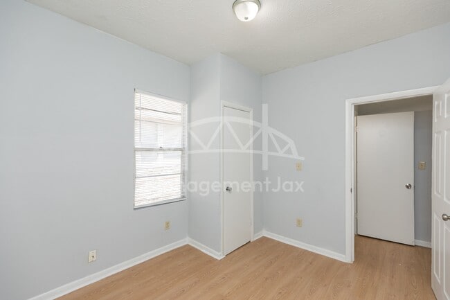 Building Photo - 622 E 63rd St