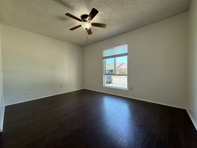 Building Photo - Recently renovated 3 bedroom, 2 bath unit ...