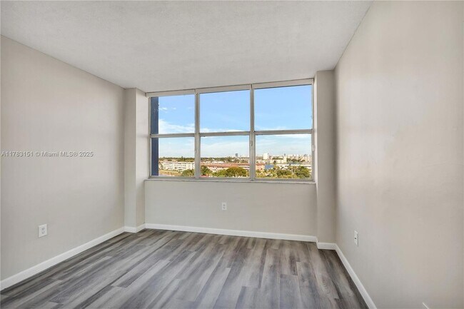 Building Photo - 1300 NE Miami Gardens Dr