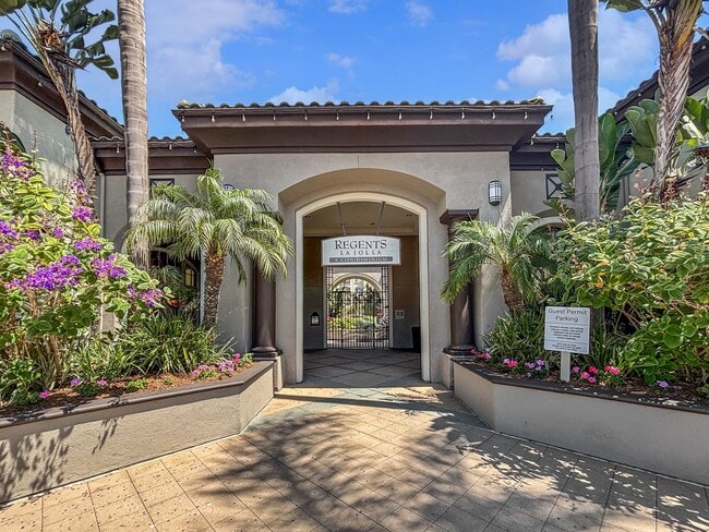 Building Photo - Stunning 2BD/2BA Condo in La Jolla W/ W/D,...