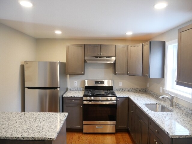 Building Photo - 92 School St