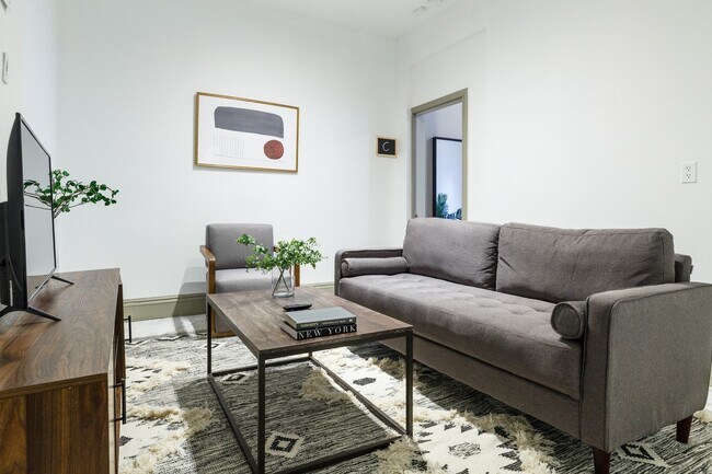 Building Photo - #290 Queen room in Hell's Kitchen 4-bed /