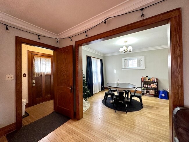 Building Photo - AVAILABLE NOW - 4 Bed, 2 Bath Chester Park...