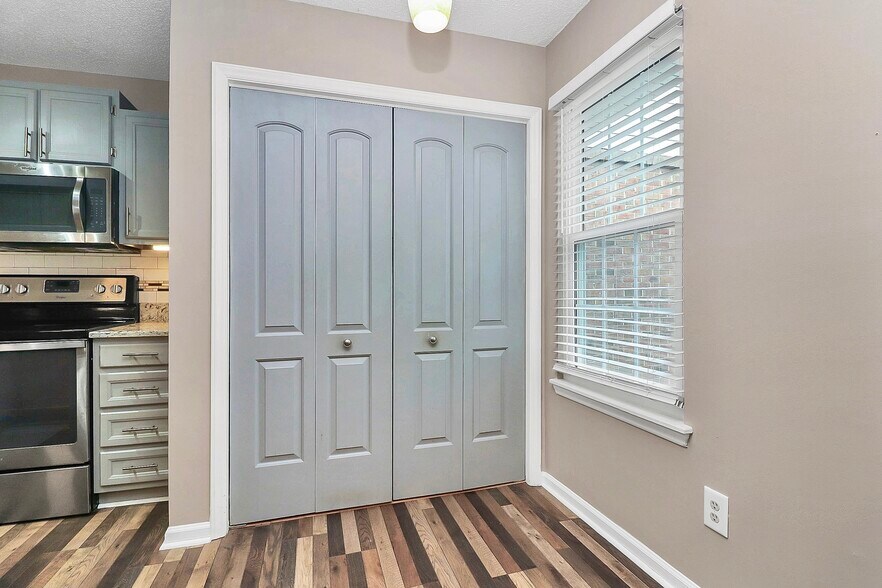 Building Photo - 9214 Kings Canyon Dr