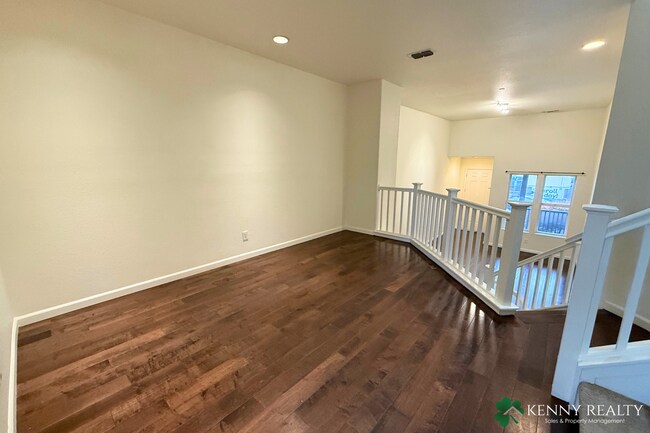 Building Photo - Townhome in the Peninsula's Most Walkable Neighborhood