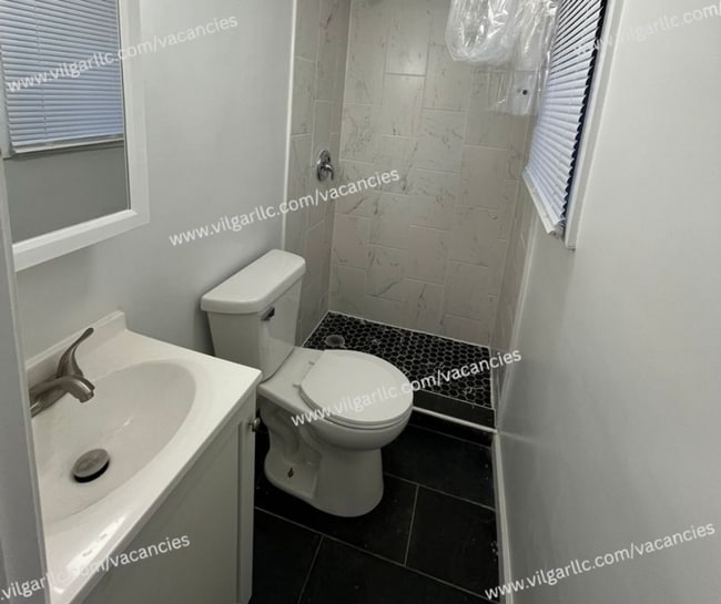 Building Photo - 3 spacious bedrooms, 2 full bathrooms home...