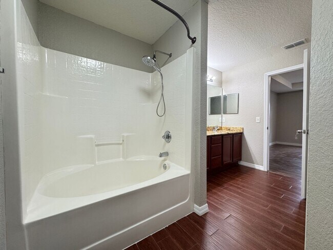 Building Photo - Spacious 4 Bedroom / 3 Bathroom Home in Davenport